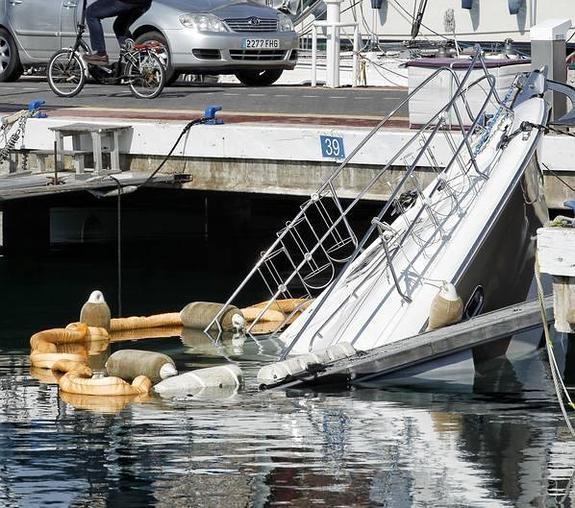 Investigan las causas del incendio que acabó con un barco hundido en Alicante