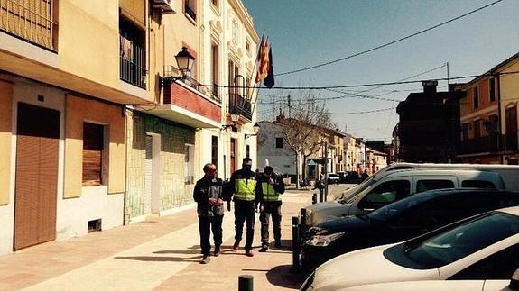 En libertad los tres detenidos en Beneixama por «falsificación y estafa»