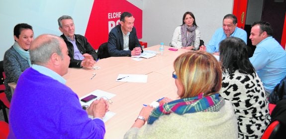 González solo incluye a uno de los 12 ediles del PSOE en su lista municipal