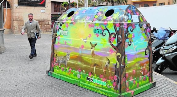 Los contenedores de vidrio decorados ya lucen en las calles