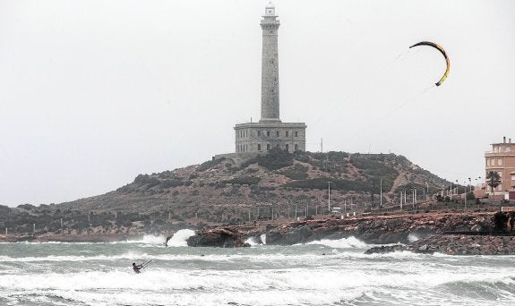 La lluvia y el viento 'tumban' el puente en la Región