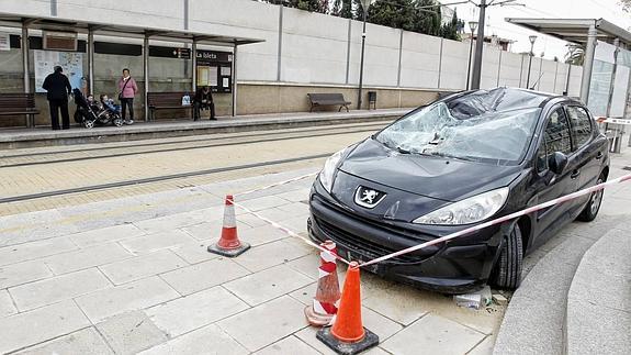 Una joven pierde el control de su coche y cae en la parada Isleta del TRAM