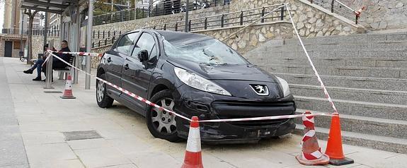 Una joven pierde el control de su coche y cae a una parada del Tram en Alicante