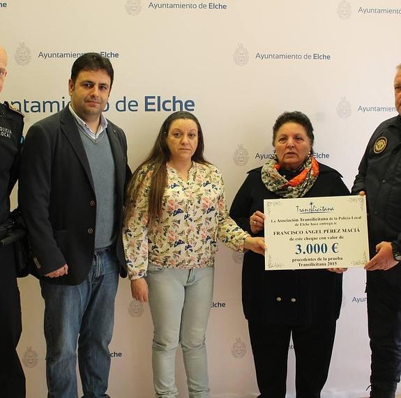 Entrega del cheque solidario de 3.000 euros de la sexta Transilicitana