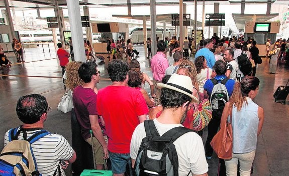 Renfe refuerza con ocho mil plazas más el AVE a Alicante