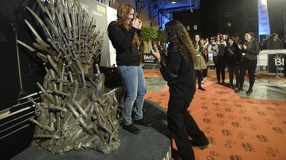Un fan de 'Juego de Tronos' pide matrimonio a su novia ante el Trono de Hierro