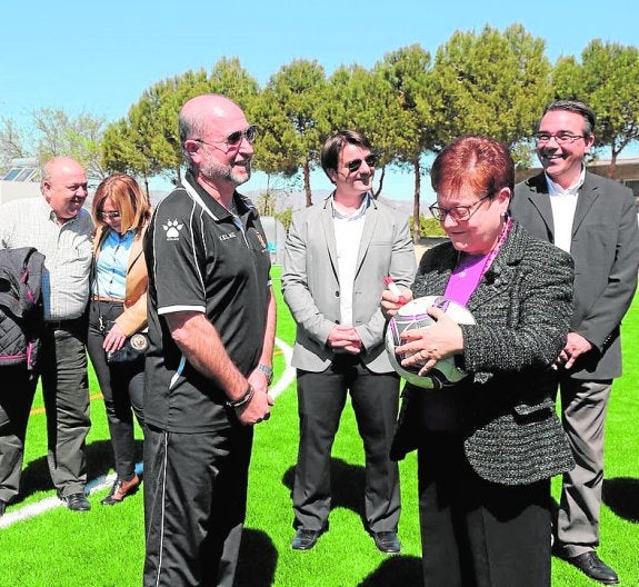 La presidenta de la Diputación recorre la Vega para inaugurar pistas deportivas