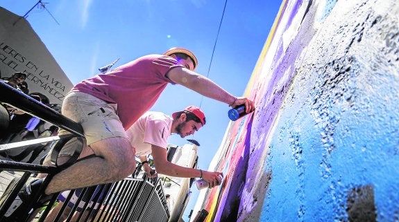 Pinceles que colorean paredes con versos