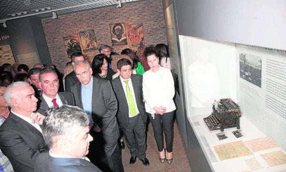 Quesada abre las puertas del museo que exhibe el legado de Miguel Hernández