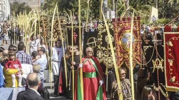 Un mar de palmas acompaña a Jesús Triunfante el Domingo de Ramos en Elche