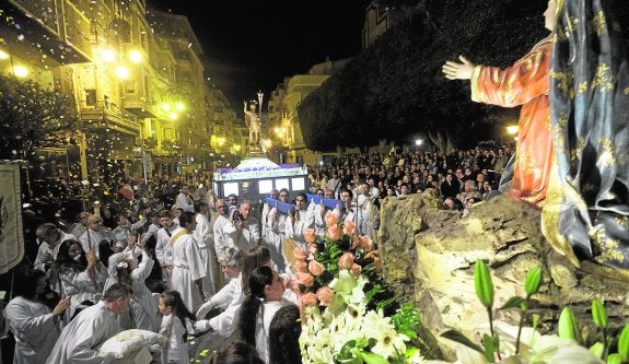 Del luto al blanco de la Resurrección