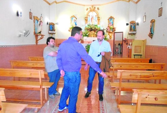 El candidato popular prosigue sus visitas a vecinos de pedanías