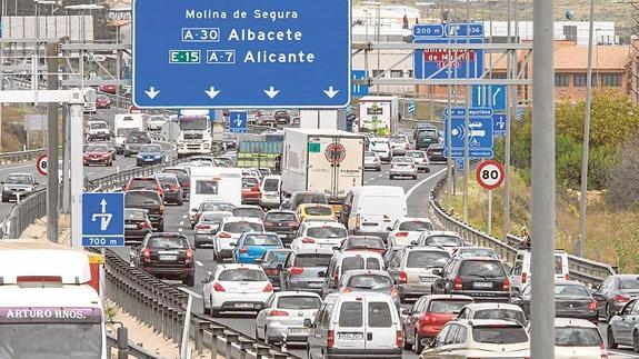 La 'operación retorno' causa retenciones de 30 kilómetros en Villena