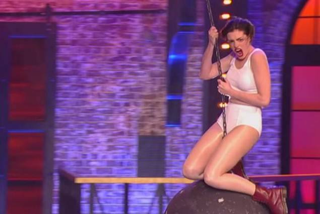 Miley Cyrus, imitada por Anne Hathaway