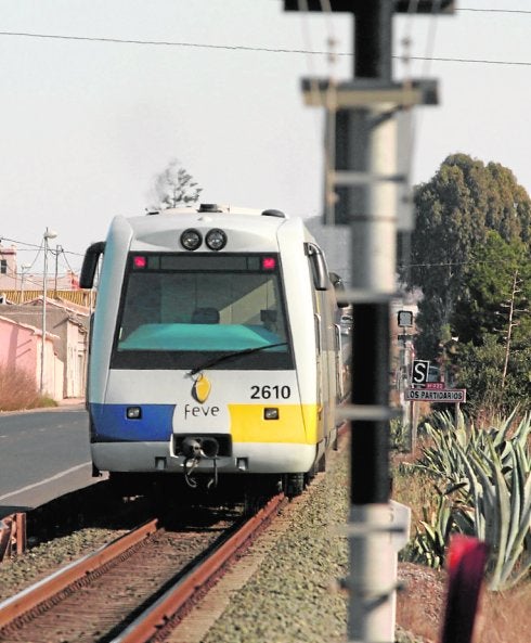 Feve proyecta mejorar los pasos a nivel en la línea de Los Nietos