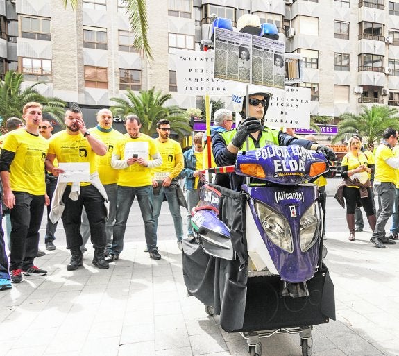 Policías de Elda protestan ante la Diputación