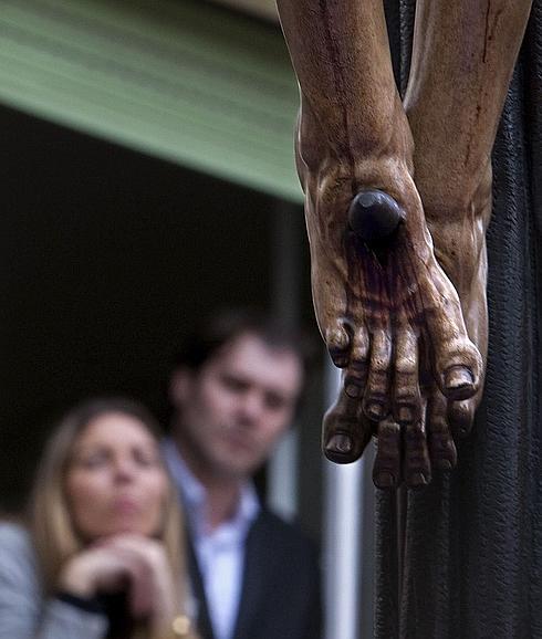 Una monja clavó una aguja en la mano de un niño para que sintiera el dolor que sufrió Jesucristo