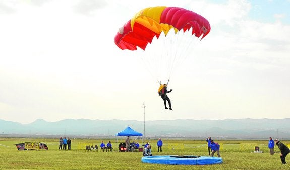 Campeonato militar de paracaidismo en la base