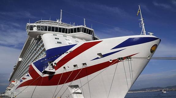 Uno de los cruceros más grandes del Mediterráneo hace escala en Alicante