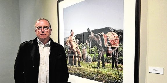 Chema Conesa guía al público por su muestra