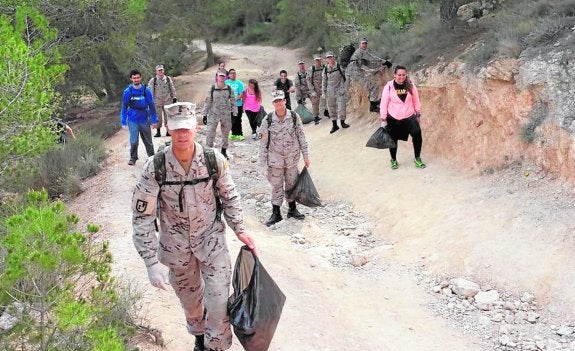 Limpieza en el monte antes de la Ruta de las Fortalezas