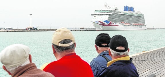 Más de 5.000 turistas desde el mar