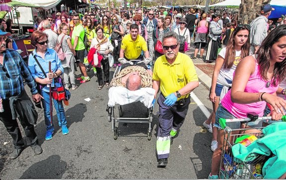 Una tromba de agua disuelve el 'macrobotellón' en la playa con miles de jóvenes