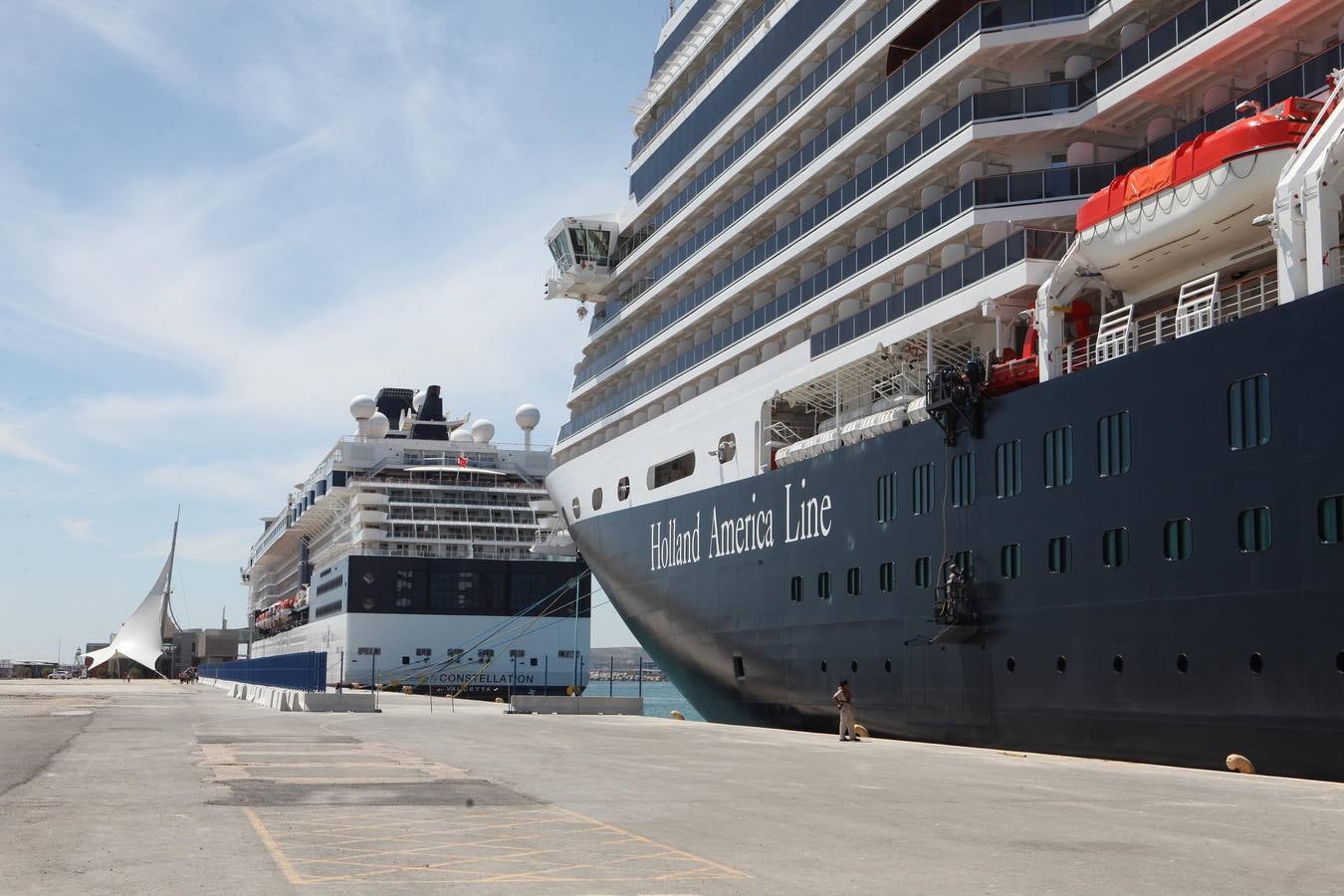 Más de 3.800 turistas desembarcan en Alicante al coincidir dos cruceros