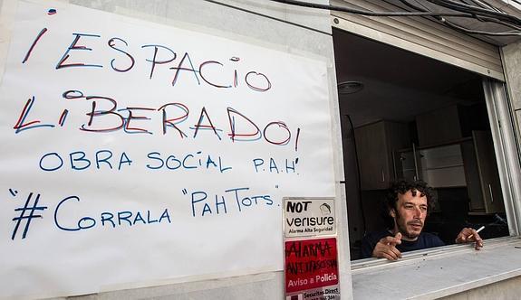 La PAH abre el edificio vacío de un banco para alojar a cuatro familias