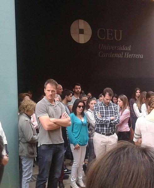 Minuto de silencio en el CEU por el asesinato
