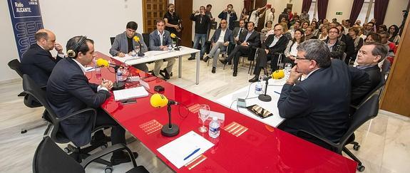 Sánchez Zaplana elude un debate a seis y da a sus contrincantes munición para criticarla