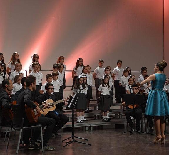 Los coros torrevejenses inauguran el Certamen Juvenil de Habaneras