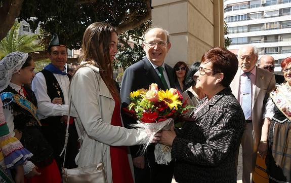 Rafael Martínez Dueñas recibe el título de 'Alicantino de adopción'