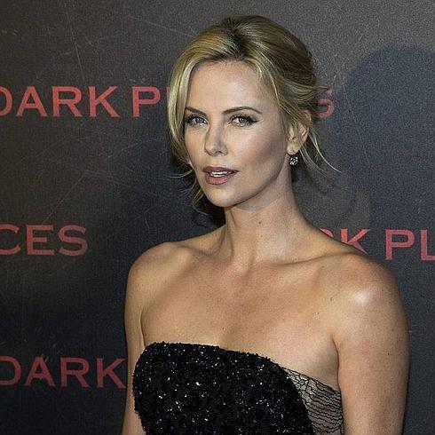 Los fans de 'Cincuenta sombras' ven a Charlize Theron como 'Mrs. Robinson'