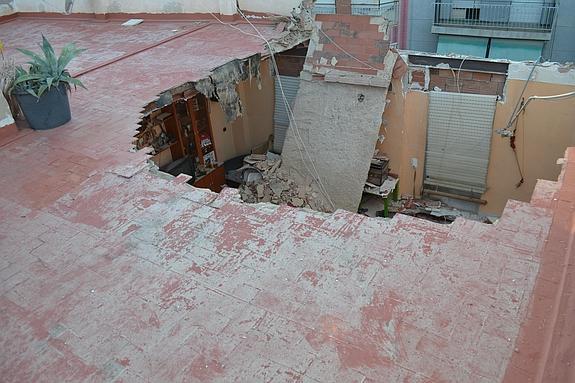 Cinco plantas de un edificio de Carrús se desploman sin causar víctimas