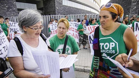 Carlos González propone crear una oficina antidesahucios en Elche