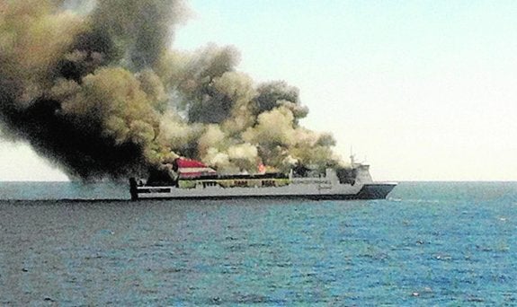 Un incendio destruye un ferry en alta mar y obliga a evacuar a 156 personas