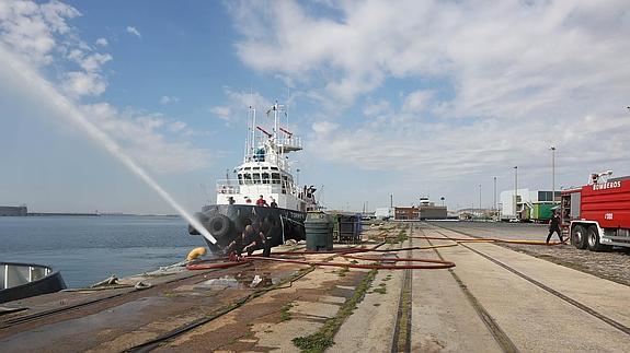 Bomberos de Alicante intervienen en los nuevos protocolos de seguridad del puerto