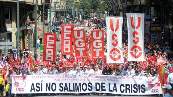 Centenares de personas advierten en Murcia al Gobierno de que «así no salimos de la crisis»