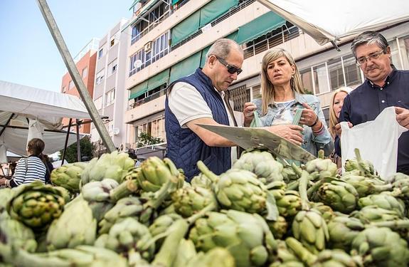 Sánchez Zaplana visita el mercadillo de Benalúa y habla con sus vecinos