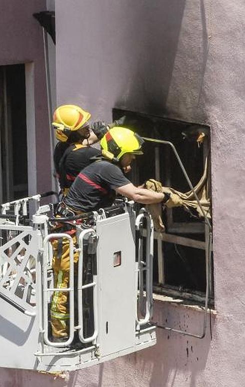 Apuntalan una vivienda en Elche tras un incendio con tres atendidos