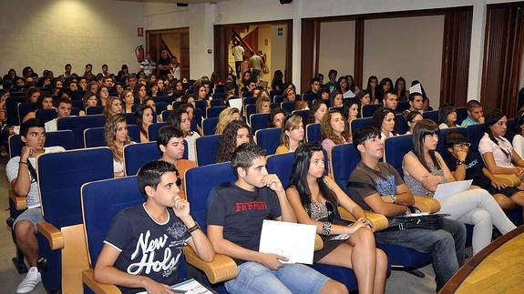 El CEU de Elche ofrece becas para reducir la matrícula entre el 70-80%