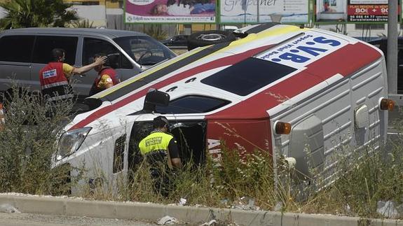 Cuatro heridos leves al volcar una ambulancia tras colisión con un turismo en Elche