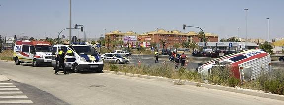 Cuatro heridos leves en Elche al volcar una ambulancia por evitar una colisión