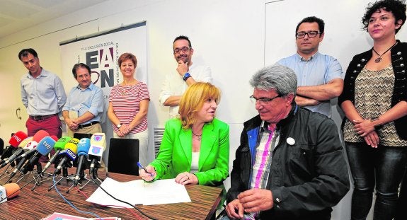 Los partidos aceptan destinar el 5% del presupuesto regional a reducir las tasas de pobreza