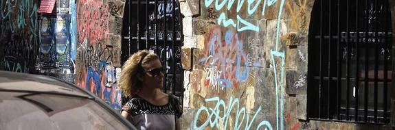 Las pintadas indignan a los vecinos, que exigen mano dura con los autores