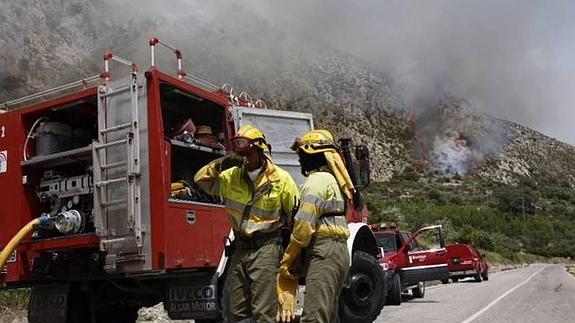 El incendio descontrolado en La Marina obliga a desalojar 100 casas y amenaza Pego