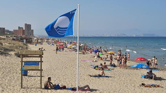 Las playas de Elche mantienen sus cinco banderas azules para este verano