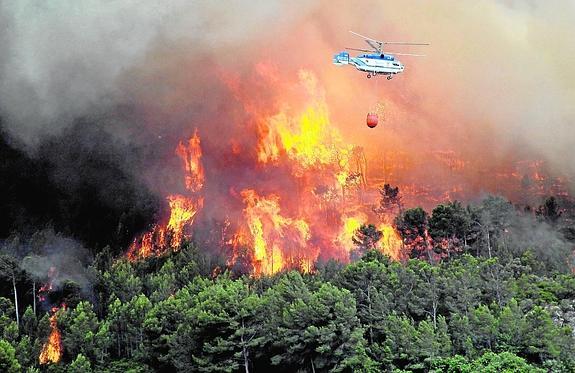 Desalojan un centenar de chalés en Pego por un devastador incendio