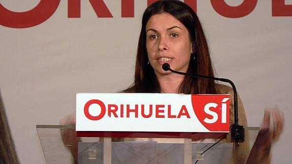 Carolina Gracia se compromete a ampliar el centro social de Hurchillo